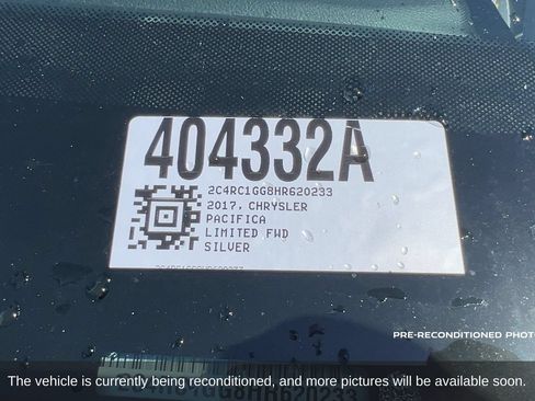 Used 2017 Chrysler Pacifica Limited w/ UConnect Theater Package FWD image 19