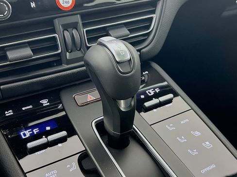 New 2026 Porsche Macan image 19