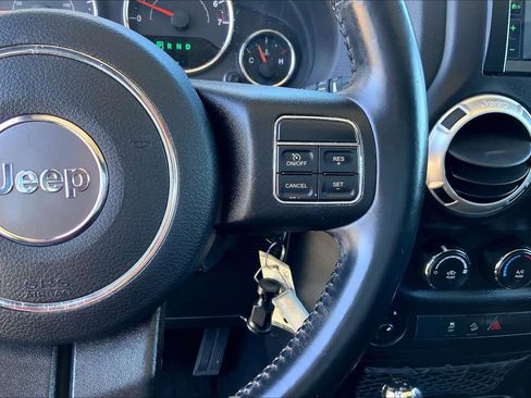 Used 2018 Jeep Wrangler Unlimited Sahara image 24