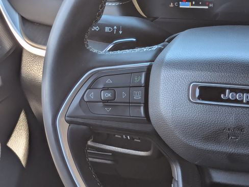 Used 2023 Jeep Grand Cherokee Altitude AWD/4WD image 17