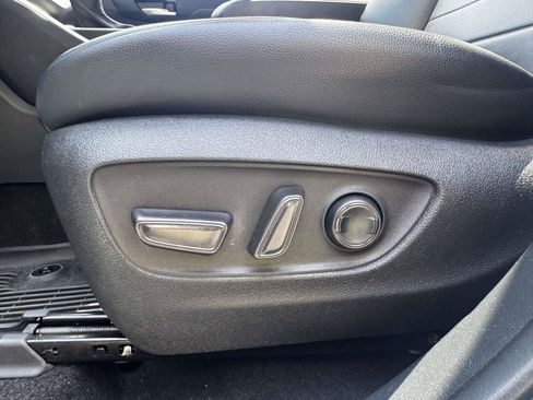 Used 2023 Toyota Highlander XLE AWD/4WD image 18