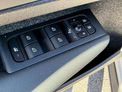 Certified 2025 Volvo XC40 B5 Plus image 15