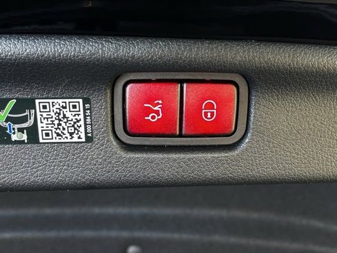 Used 2025 Mercedes-Benz C 300 Sedan image 33