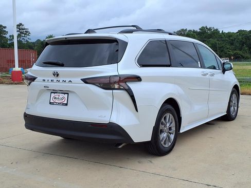 Used 2026 Toyota Sienna XLE FWD image 6