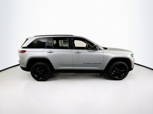 Used 2022 Jeep Grand Cherokee Altitude AWD/4WD image 4