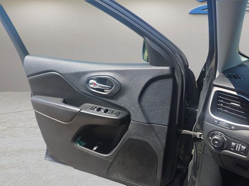 Used 2019 Jeep Cherokee Trailhawk w/ Cold Weather Group image 19