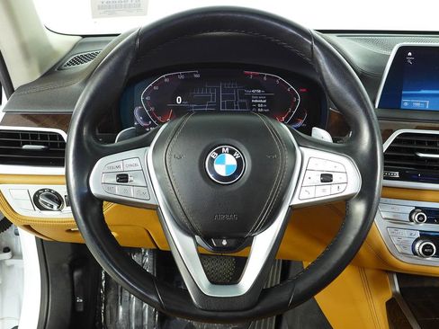 Used 2022 BMW 740i w/ Premium Package image 23