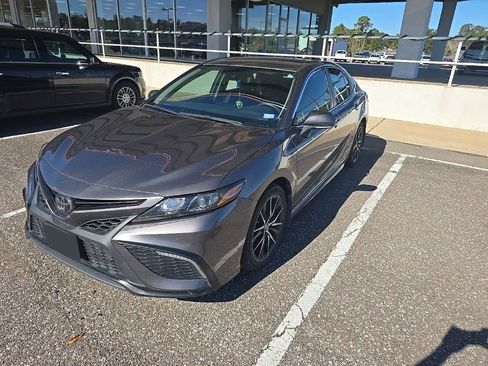 Used 2023 Toyota Camry SE image 2