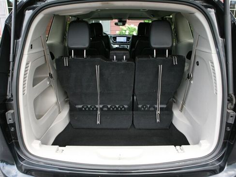 Used 2023 Chrysler Pacifica Touring-L FWD image 16