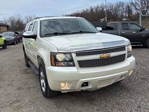 Used 2014 Chevrolet Suburban LTZ image 2