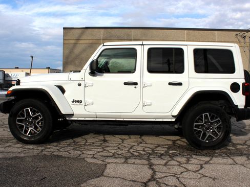 Used 2025 Jeep Wrangler Sahara image 4