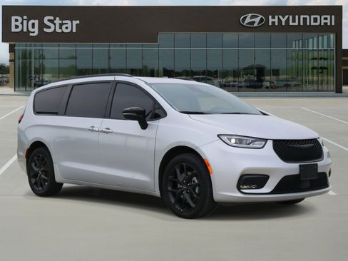 Used 2024 Chrysler Pacifica Limited w/ Uconnect Theater Family Group image 8