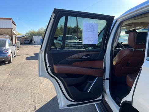 Used 2015 Cadillac Escalade Premium image 32