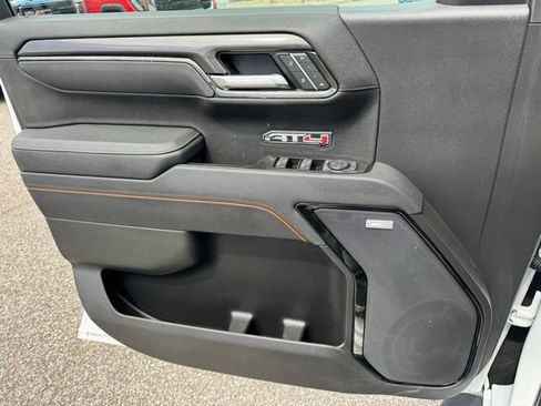Used 2025 GMC Sierra 1500 AT4 w/ AT4 Premium Package AWD/4WD image 17