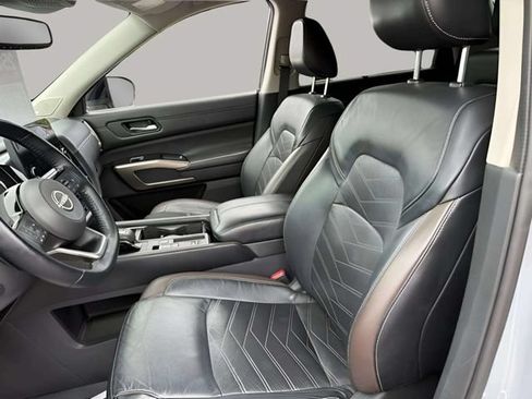 Used 2022 Nissan Pathfinder Platinum w/ Cargo Package FWD image 17