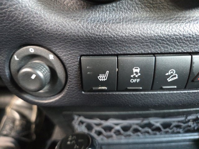Used 2015 Jeep Wrangler Unlimited Sahara w/ Connectivity Group AWD/4WD image 7