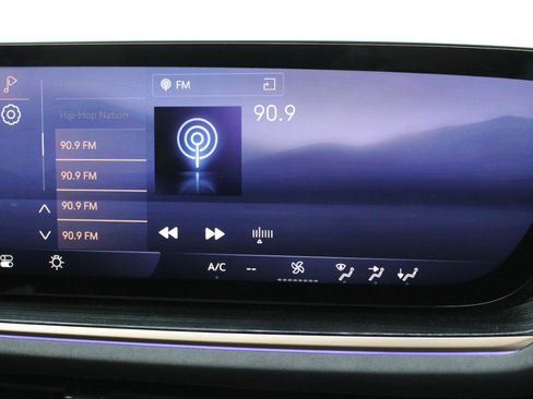 Used 2025 Buick Envision Sport Touring image 23