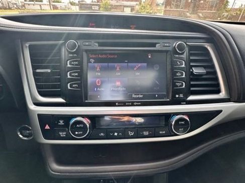 Used 2019 Toyota Highlander XLE image 13