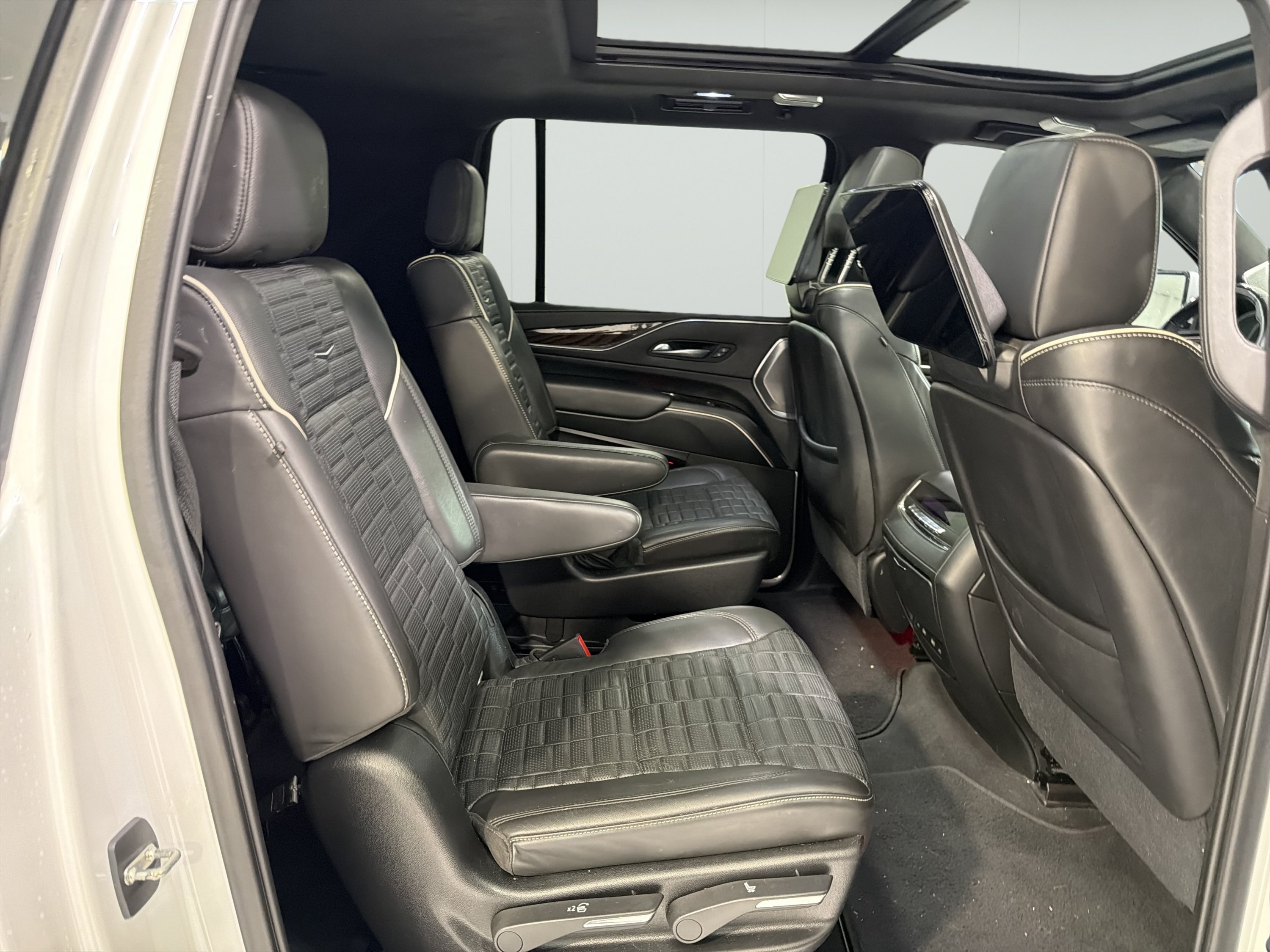 Used 2021 Cadillac Escalade ESV Sport Platinum w/ Heavy-Duty Trailer Package AWD/4WD image 13