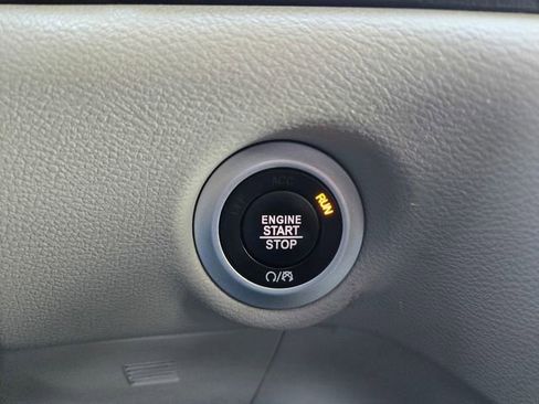 Used 2023 Chrysler Pacifica Touring-L image 22