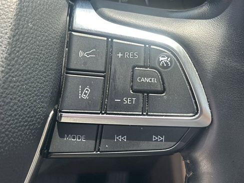 Used 2021 Toyota Highlander Limited FWD image 25