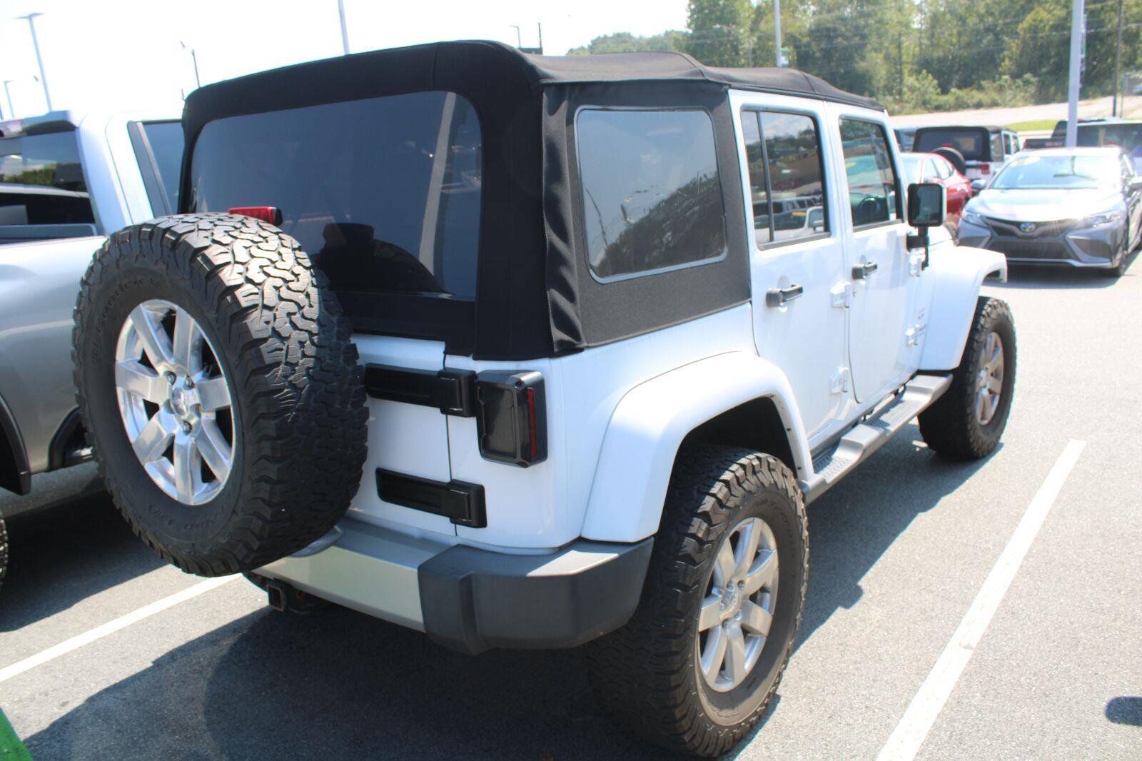Used 2017 Jeep Wrangler Unlimited Sahara w/ Max Tow Package AWD/4WD image 6