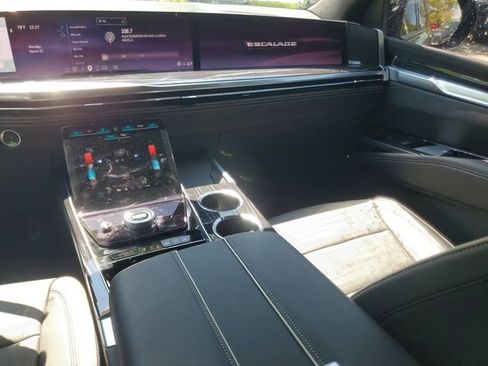 Certified 2025 Cadillac Escalade ESV Sport image 15