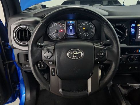 Used 2017 Toyota Tacoma TRD Sport AWD/4WD image 19