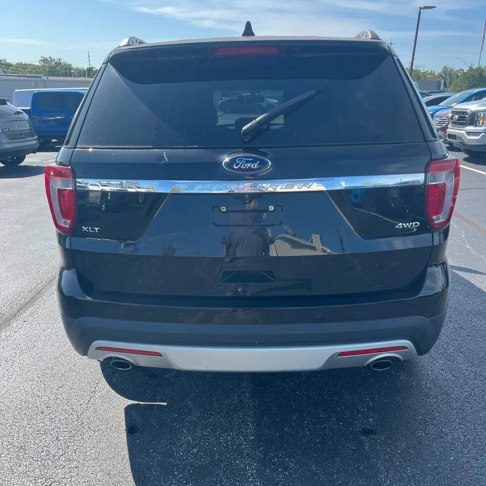 Used 2017 Ford Explorer XLT w/ Equipment Group 202A AWD/4WD image 6