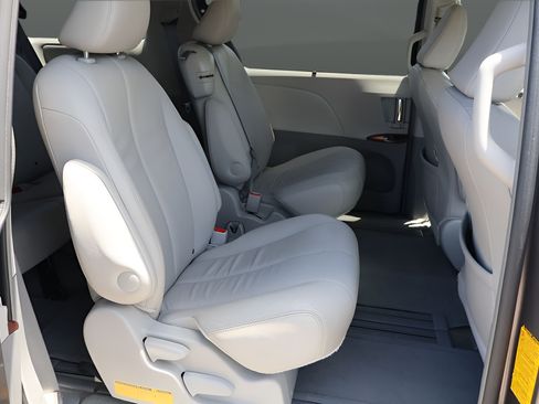 Used 2014 Toyota Sienna XLE FWD image 19