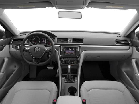 Used 2017 Volkswagen Passat 1.8T R-Line FWD image 5
