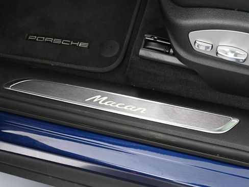 Certified 2025 Porsche Macan AWD/4WD image 16