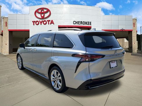 Used 2021 Toyota Sienna Platinum FWD image 7