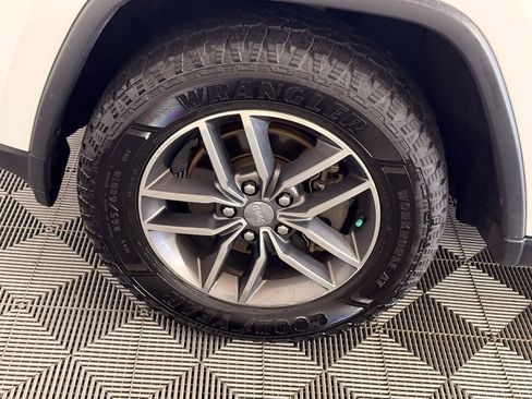 Used 2017 Jeep Grand Cherokee Limited AWD/4WD image 12