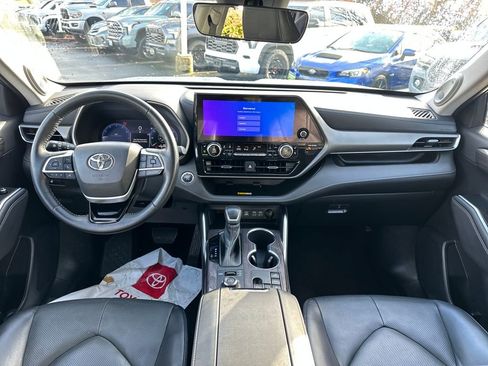 Used 2023 Toyota Highlander Limited image 12