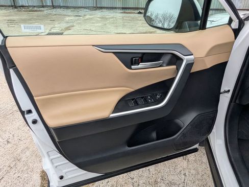 Used 2025 Toyota RAV4 XLE image 9