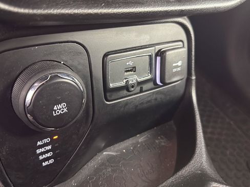 Used 2017 Jeep Renegade Latitude w/ Cold Weather Group AWD/4WD image 14