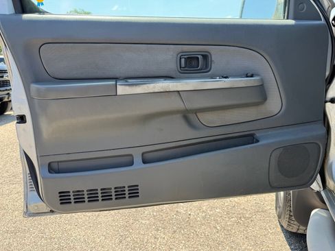 Used 2002 Nissan Frontier SE AWD/4WD image 12