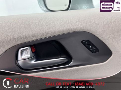 Used 2022 Chrysler Pacifica Touring-L image 53