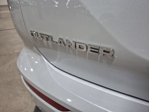 Used 2025 Mitsubishi Outlander SE AWD/4WD image 32