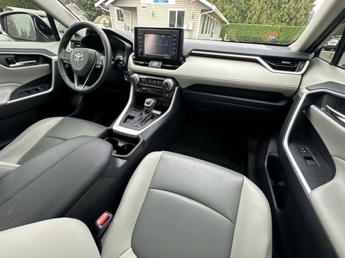 Used 2021 Toyota RAV4 XLE Premium image 16