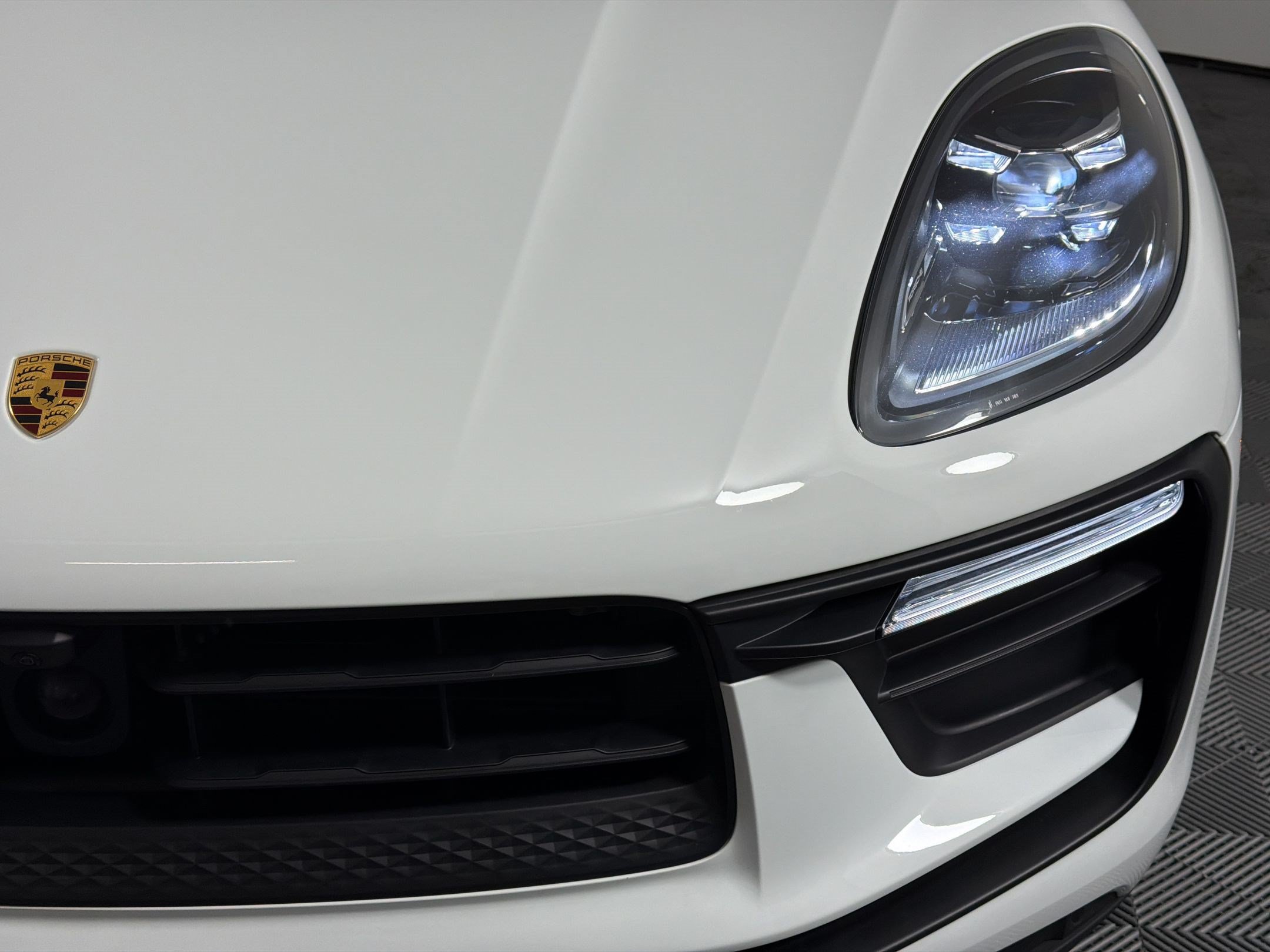 Certified 2025 Porsche Macan AWD/4WD image 11