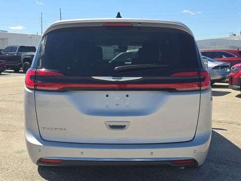 Used 2024 Chrysler Pacifica Touring-L image 4