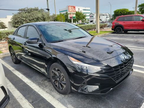 Used 2023 Hyundai Elantra Blue FWD image 2