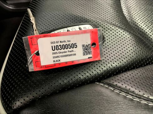 Used 2025 Chrysler Pacifica Limited image 32