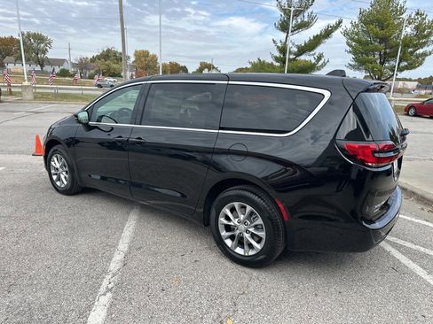 New 2026 Chrysler Pacifica Select image 21
