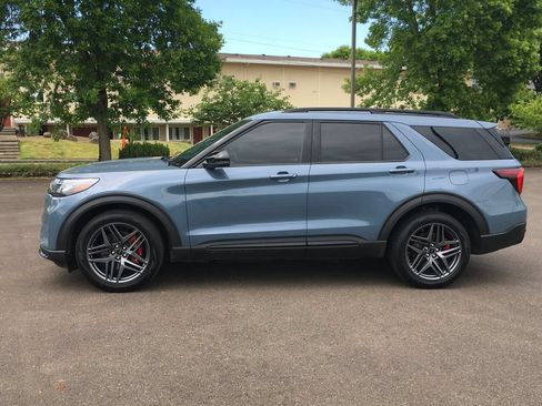 Used 2025 Ford Explorer ST AWD/4WD image 3