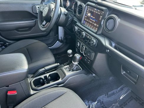 Used 2023 Jeep Gladiator Sport AWD/4WD image 17