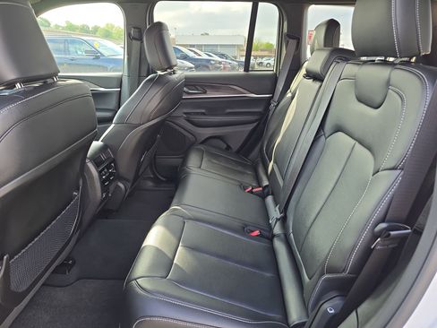 Used 2024 Jeep Grand Cherokee Limited image 8