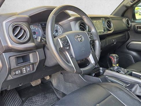 Used 2018 Toyota Tacoma TRD Sport w/ Technology Package AWD/4WD image 9